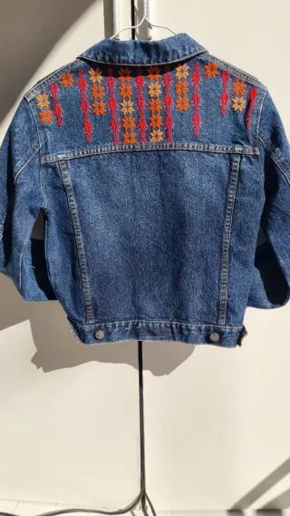 Cazadora vaquera customizada con tatreez palestino