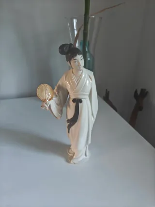 Figura de porcelana mujer abanico