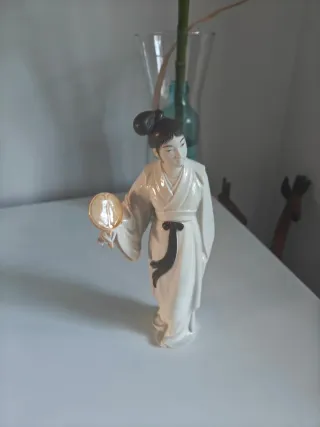 Figura de porcelana mujer abanico