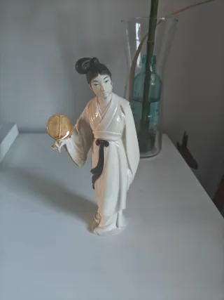 Figura de porcelana mujer abanico