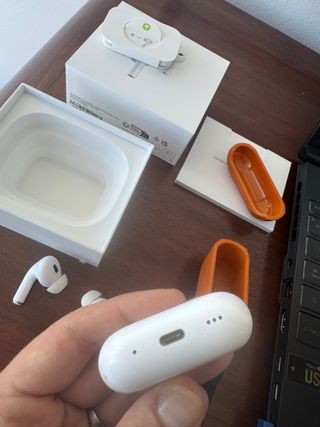 AirPods Pro 2 USB-C con funda, caja y kit limpieza