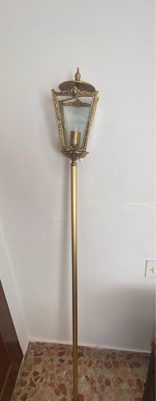 Farol de metal dorado con cristal
