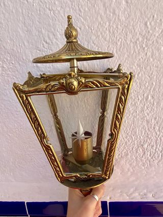 Farol de metal dorado con cristal