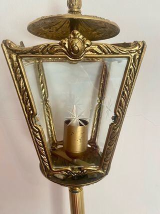 Farol de metal dorado con cristal