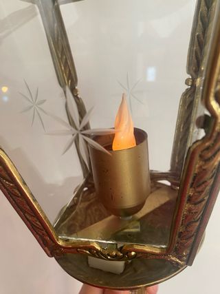 Farol de metal dorado con cristal