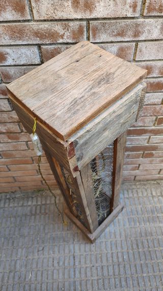 Lámpara de pie de madera de palet