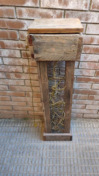 Lámpara de pie de madera de palet