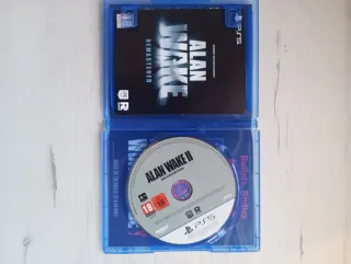 Alan Wake II  PS5. Carcasa con pequeño desperfecto