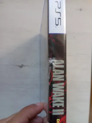 Alan Wake II  PS5. Carcasa con pequeño desperfecto