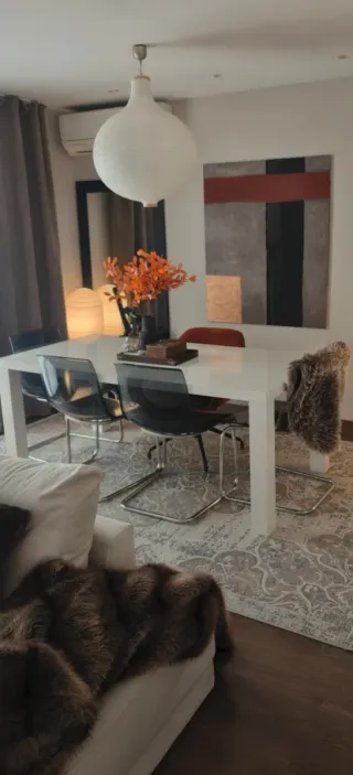 Mesa de comedor blanca TORRESUND con pata rota