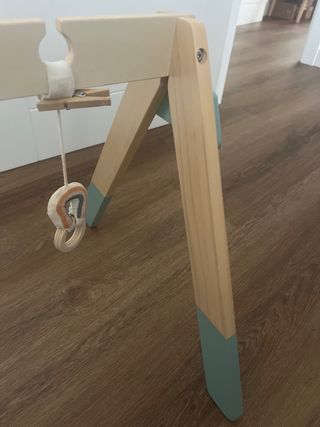 Gimnasio de madera para bebé