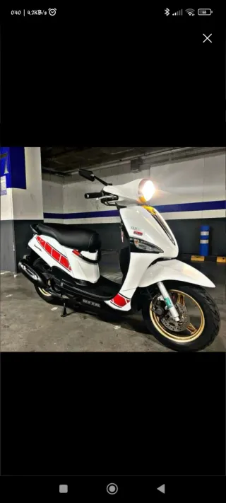 Yamaha Delight Scooter Blanca y Roja