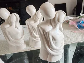 Statua gesso ceramica abbraccio coppia 4x7cm