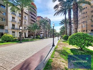 Local comercial en alquiler en Ensanche - Diputación en Alicante