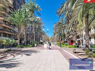 Local comercial en alquiler en Ensanche - Diputación en Alicante