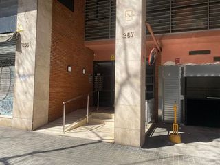 Garaje en venta en El Camp de l'Arpa del Clot en Barcelona