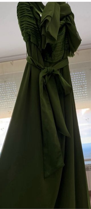 Vestido de ceremonia verde oliva.
