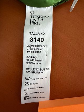 Vestido de ceremonia verde oliva.