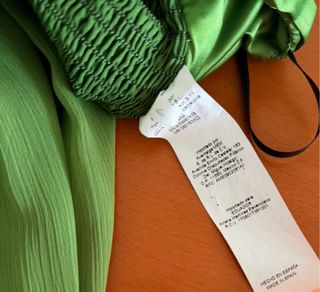 Vestido de ceremonia verde oliva.