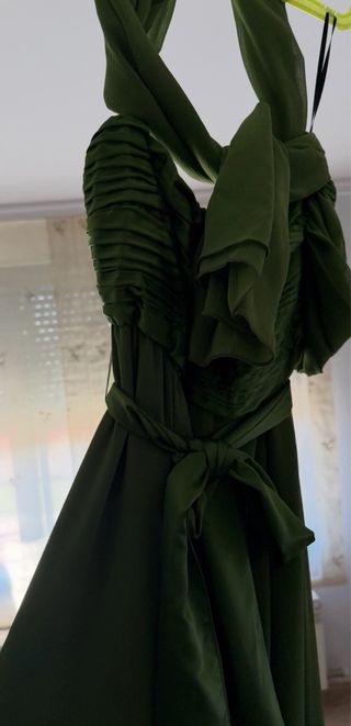 Vestido de ceremonia verde oliva.