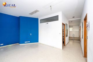 Local comercial en venta en Cervantes en Granada