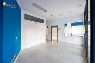 Local comercial en venta en Cervantes en Granada