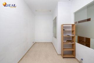 Local comercial en venta en Cervantes en Granada