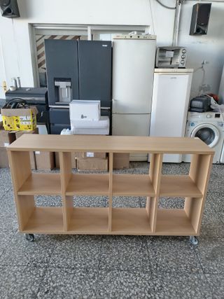 ESTANTERÍA DE MADERA CON RUEDAS