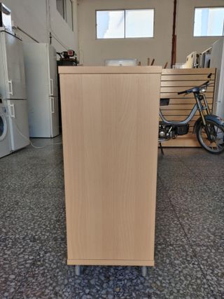 ESTANTERÍA DE MADERA CON RUEDAS