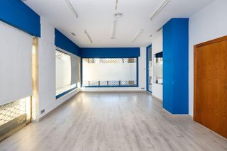 Local comercial en venta en Cervantes en Granada