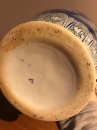 Jarrón de porcelana azul con flores