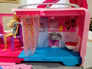 Caravana Barbie con 2 Barbies y Piscina