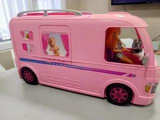 Caravana Barbie con 2 Barbies y Piscina