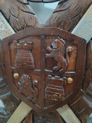 Escudo de madera con espadas cruzadas