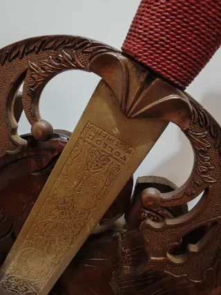Escudo de madera con espadas cruzadas