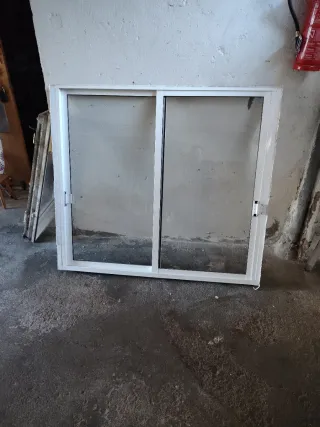 Ventana corredera blanca