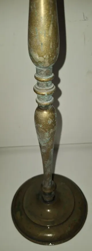 Candelabro antiguo de metal