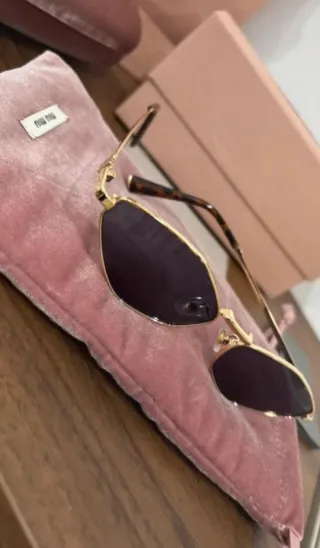 Occhiali da sole Miu Miu neri e dorati