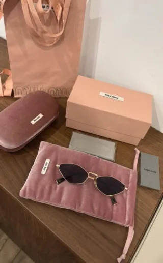 Occhiali da sole Miu Miu neri e dorati