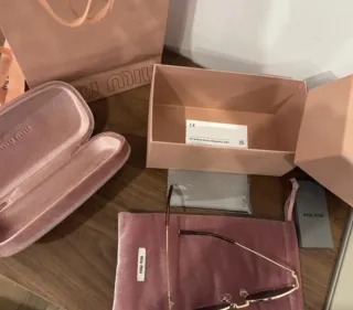 Occhiali da sole Miu Miu neri e dorati