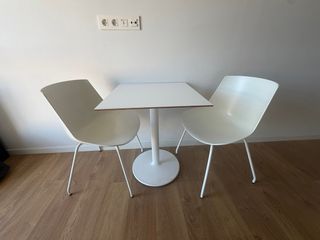 Mesa y 2 Sillas Blancas Cocina/Terraza. Negociable