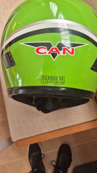 Casco de moto verde y negro