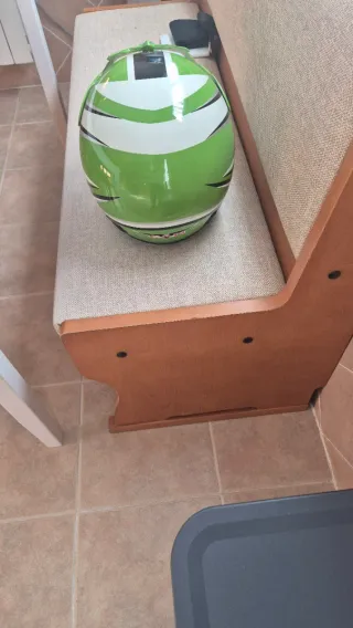 Casco de moto verde y negro