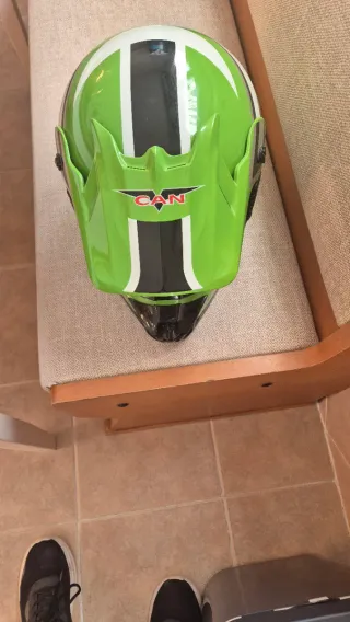 Casco de moto verde y negro