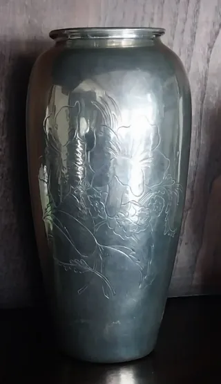 Jarra em estanho com flores