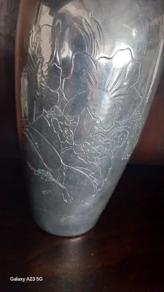 Jarra em estanho com flores