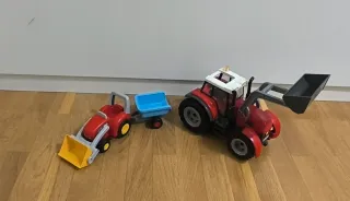 Tractor de juguete grande y pequeño