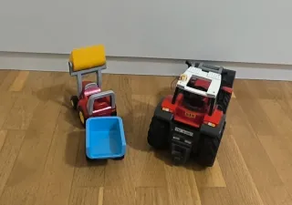 Tractor de juguete grande y pequeño