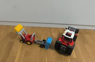 Tractor de juguete grande y pequeño