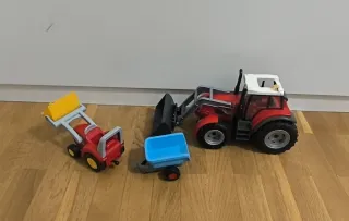 Tractor de juguete grande y pequeño